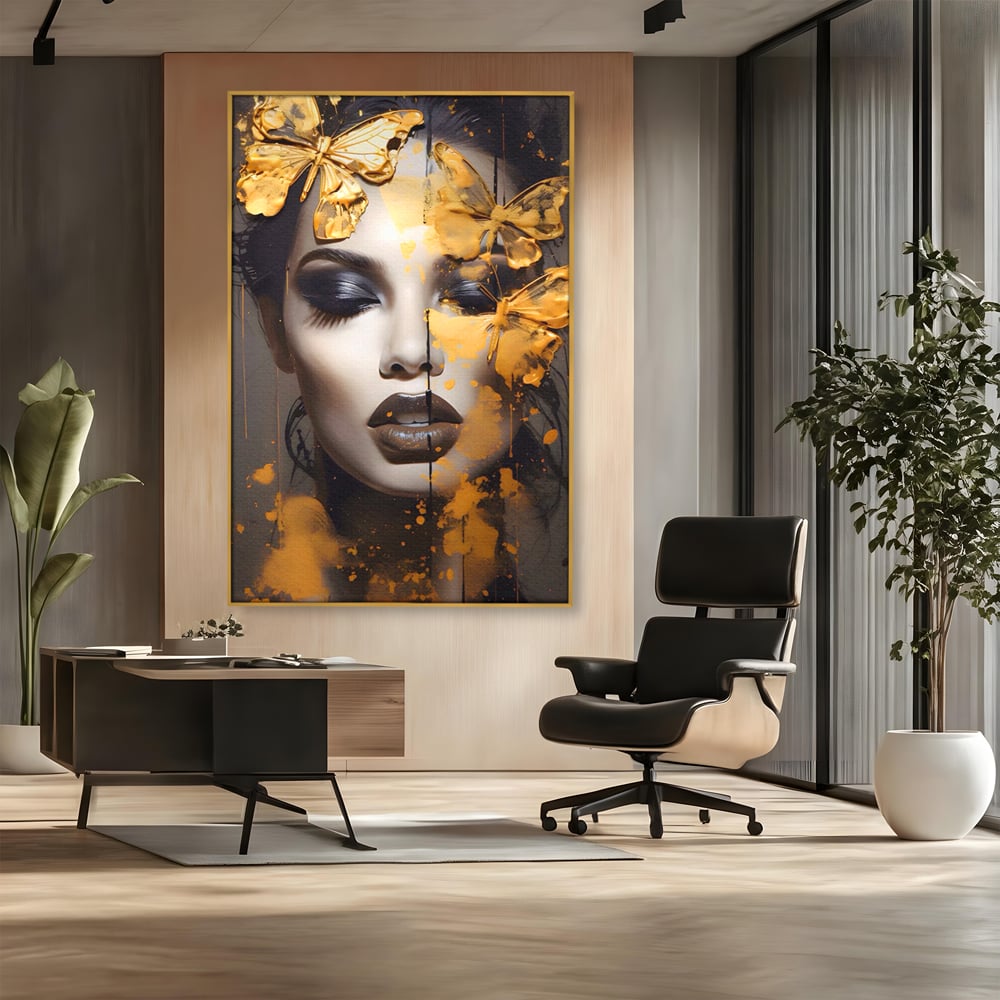 Tablou canvas cu tablou canvas cu portret de femeie si fluturi, in rama de aluminiu auriu, pe perete intr-un birou